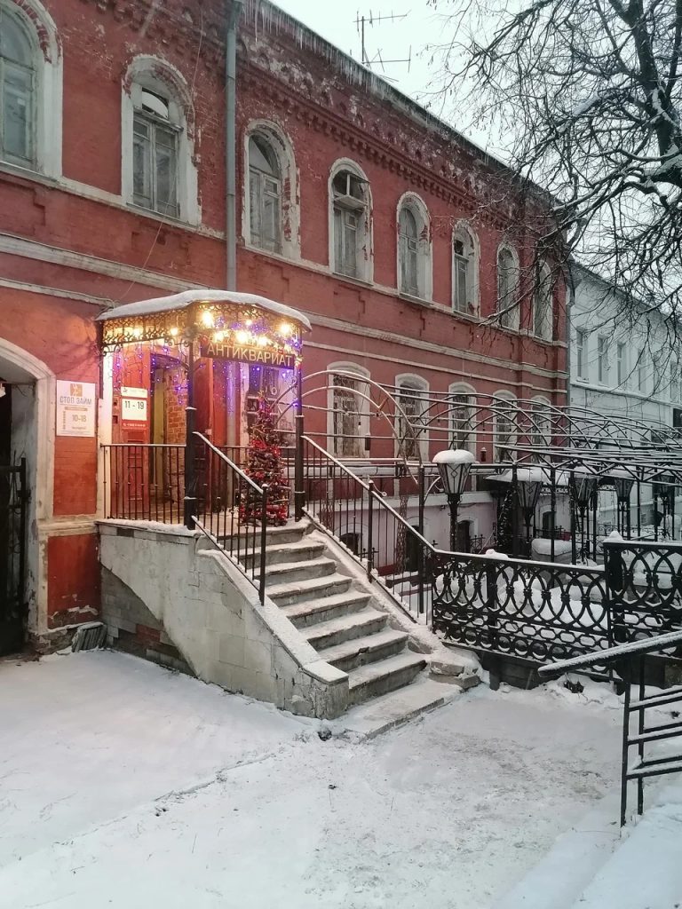 вход в антикварный салон Русская старина