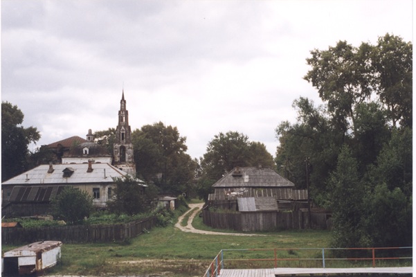 Казанский храм (1907 г.) с колокольней в селе Мугреево Гороховецкого уезда. Вид от Святого озера.