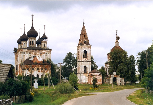 Село Нижний Ландех Гороховецкого уезда. .Пятиглавый храм Рождества Богородицы (1805 г.), колокольня, справа за входными воротами Троицкая церковь (1763 г)