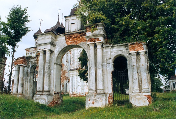 Трёхпролётные ворота храмового комплекса нач. XIX в.