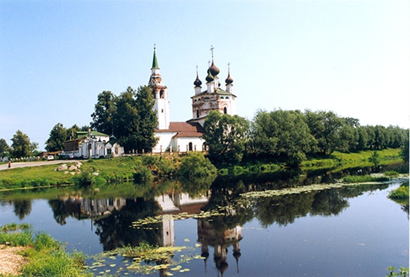 Храмовый комплекс села Холуй Вязниковского уезда. Вид из-за реки Теза на Трицкую (1750) и Веденскую церковь (1775).