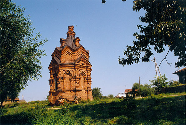 Часовня Александра Невского (1882 г.) в начале пути в Южу.